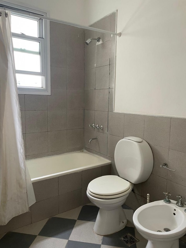Venta departamento 3 ambientes con balcon en Carlos Calvo 1200, Constitucion