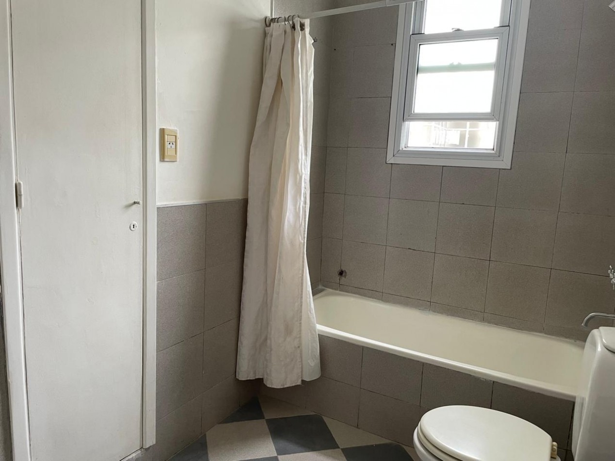 Venta departamento 3 ambientes con balcon en Carlos Calvo 1200, Constitucion