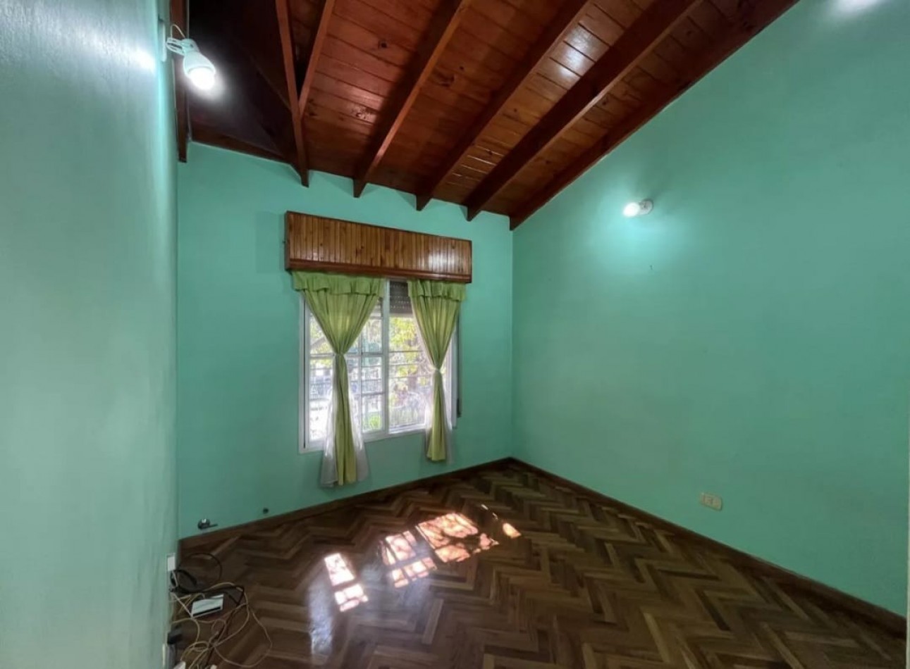 Venta Casa de 4 Amb Con Cochera en Acassuso 7500, Mataderos