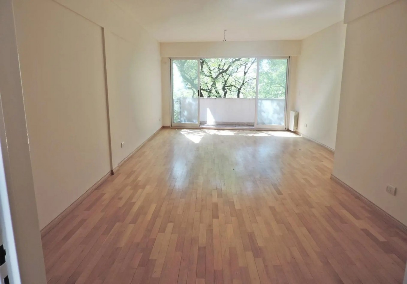 Venta semipiso 4 amb con balcon y cochera en Av. Pedro Goyena 500, Caballito.
