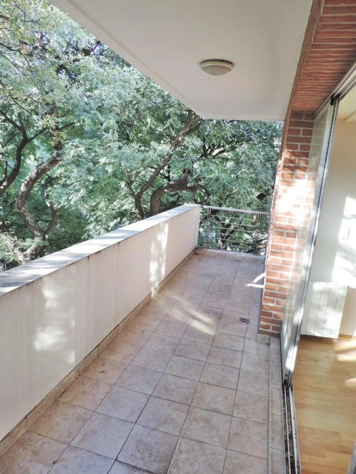Venta semipiso 4 amb con balcon y cochera en Av. Pedro Goyena 500, Caballito.