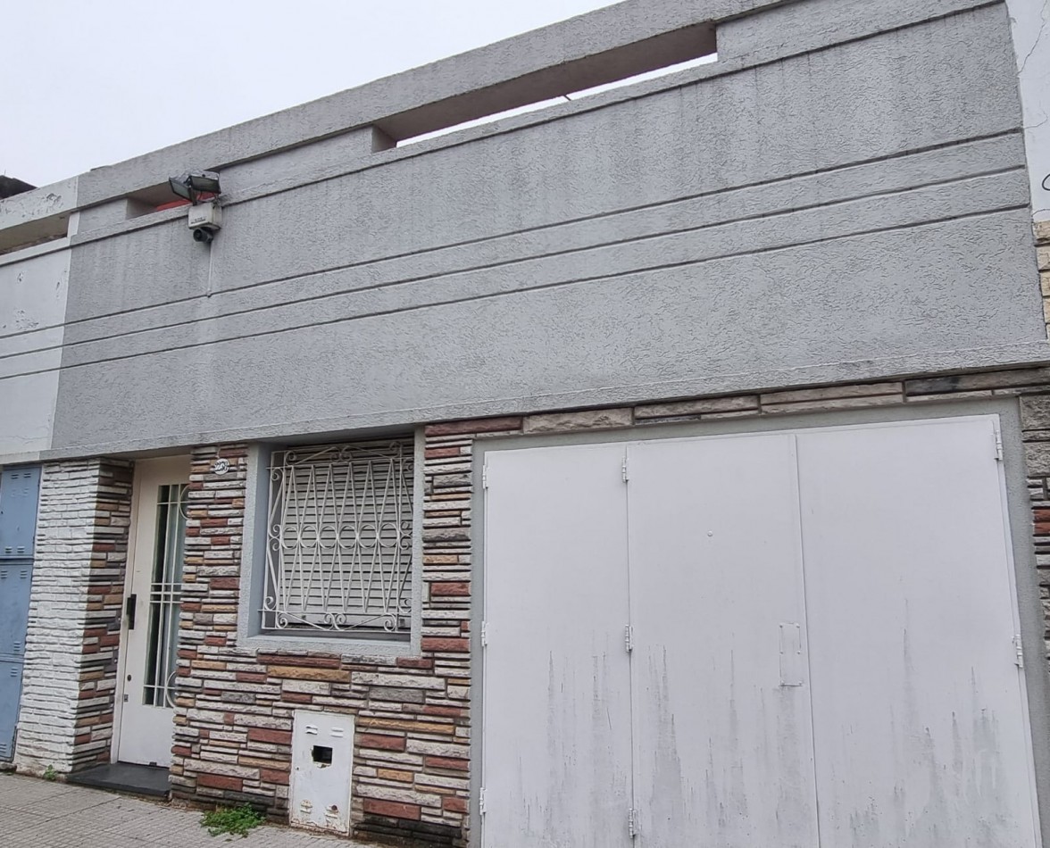 Venta ph tipo casa 4 ambientes con garage en Flores