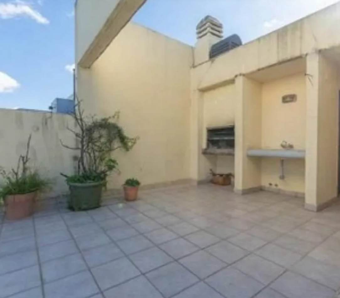 Venta semipiso 3 amb con patio en Colegiales
