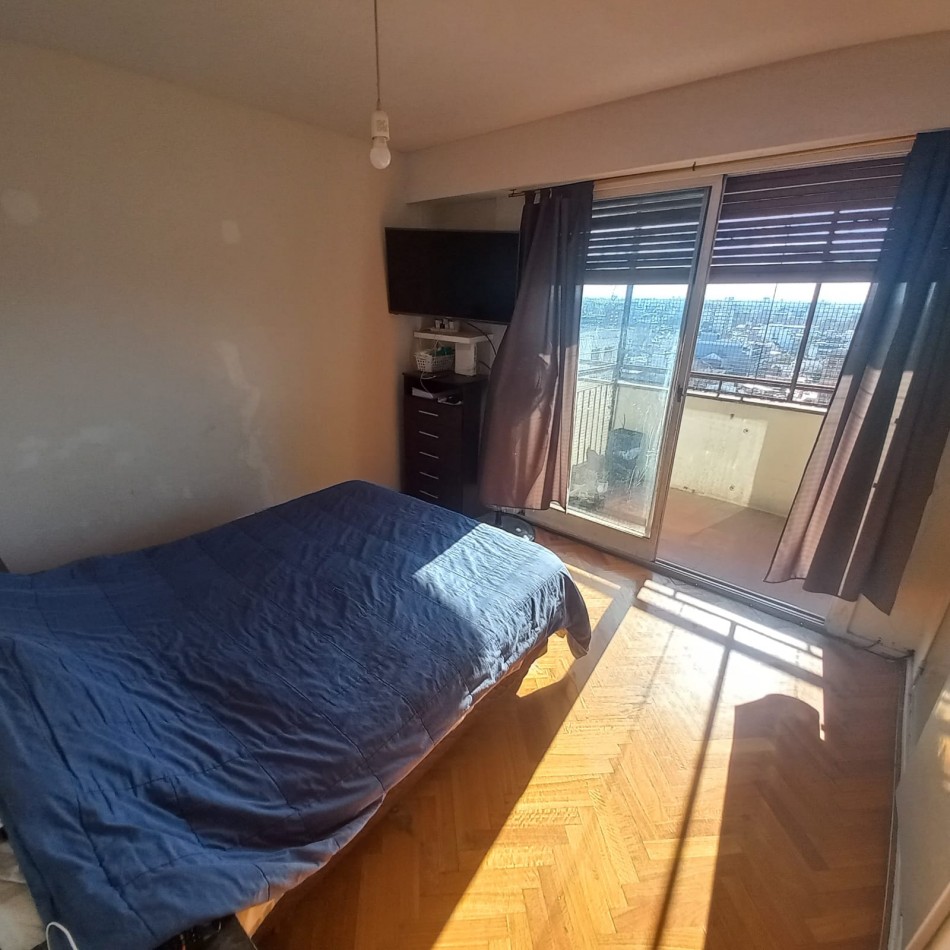 En venta depto 3 Amb al  Frente c/ cochera y Baulera en Villa del Parque