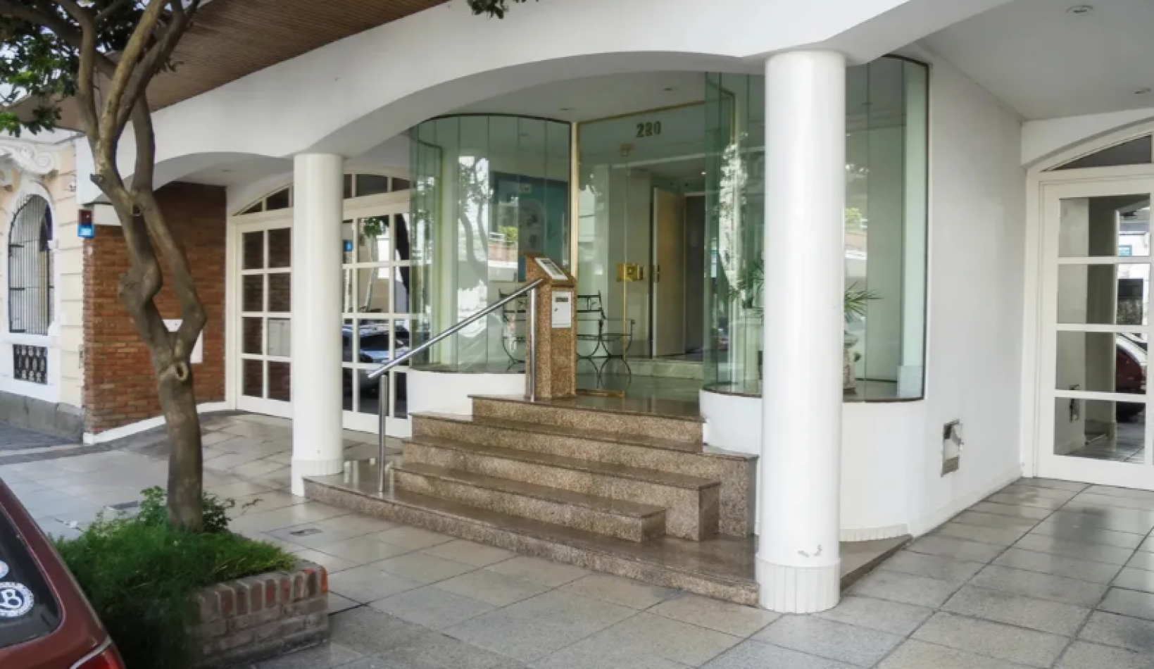 En venta Piso de Categoria con dos cocheras en Caballito