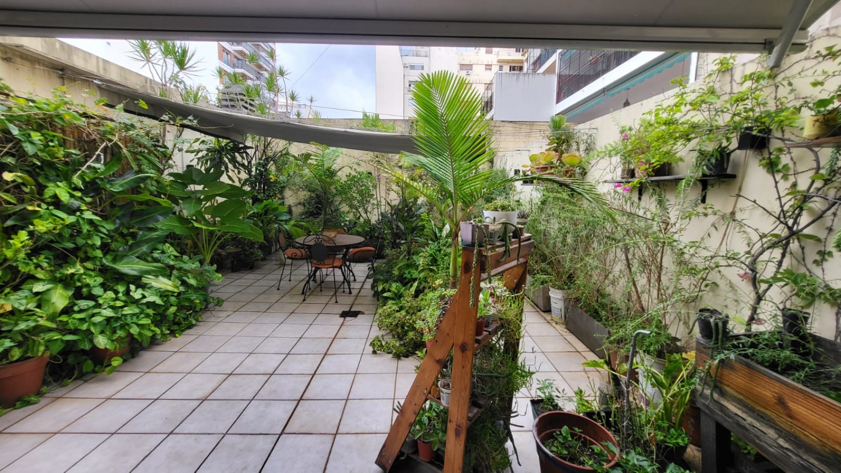 Venta semipiso 3 amb con patio en Colegiales