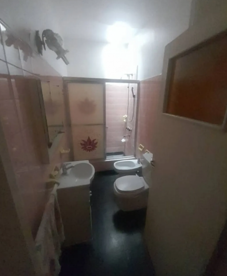 EN VENTA CASA LOTE PROPIO 4 AMB  CON DEPENDENCIA ATRAS EN FLORES