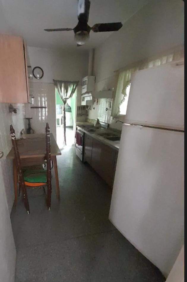 EN VENTA CASA LOTE PROPIO 4 AMB  CON DEPENDENCIA ATRAS EN FLORES