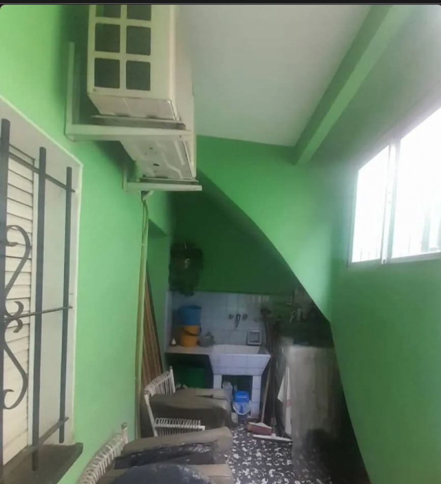 EN VENTA CASA LOTE PROPIO 4 AMB  CON DEPENDENCIA ATRAS EN FLORES