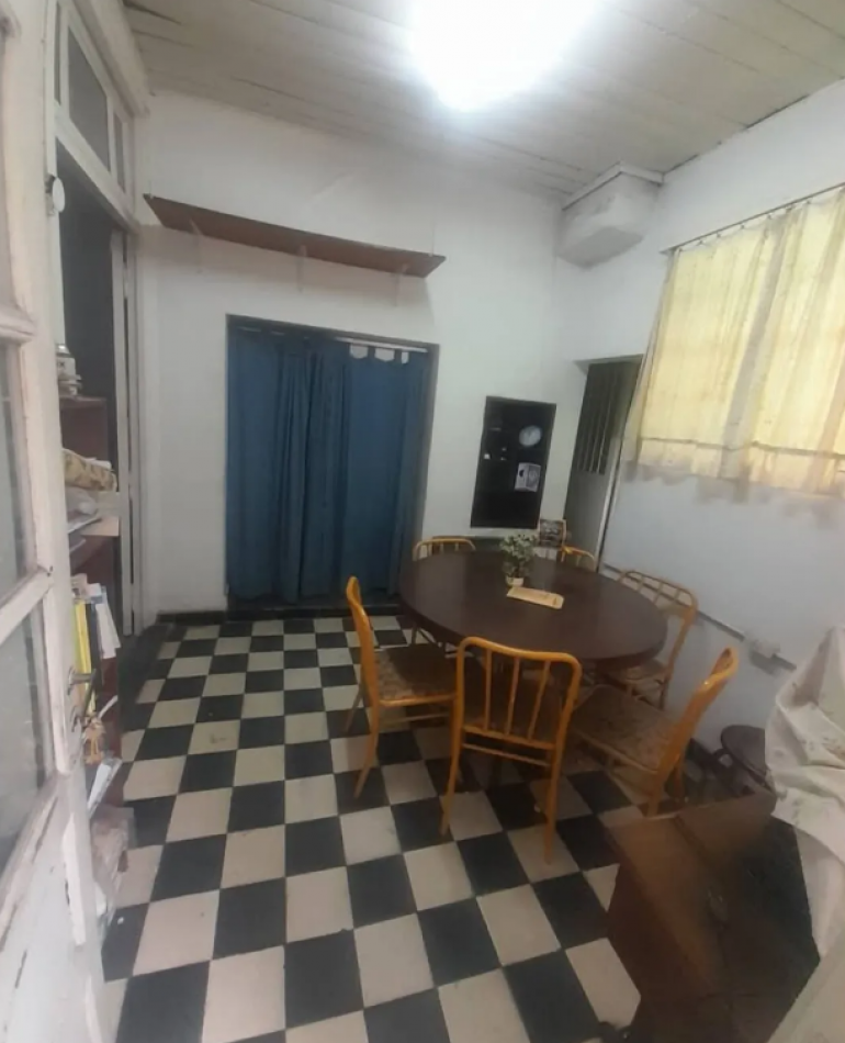 EN VENTA CASA LOTE PROPIO 4 AMB  CON DEPENDENCIA ATRAS EN FLORES