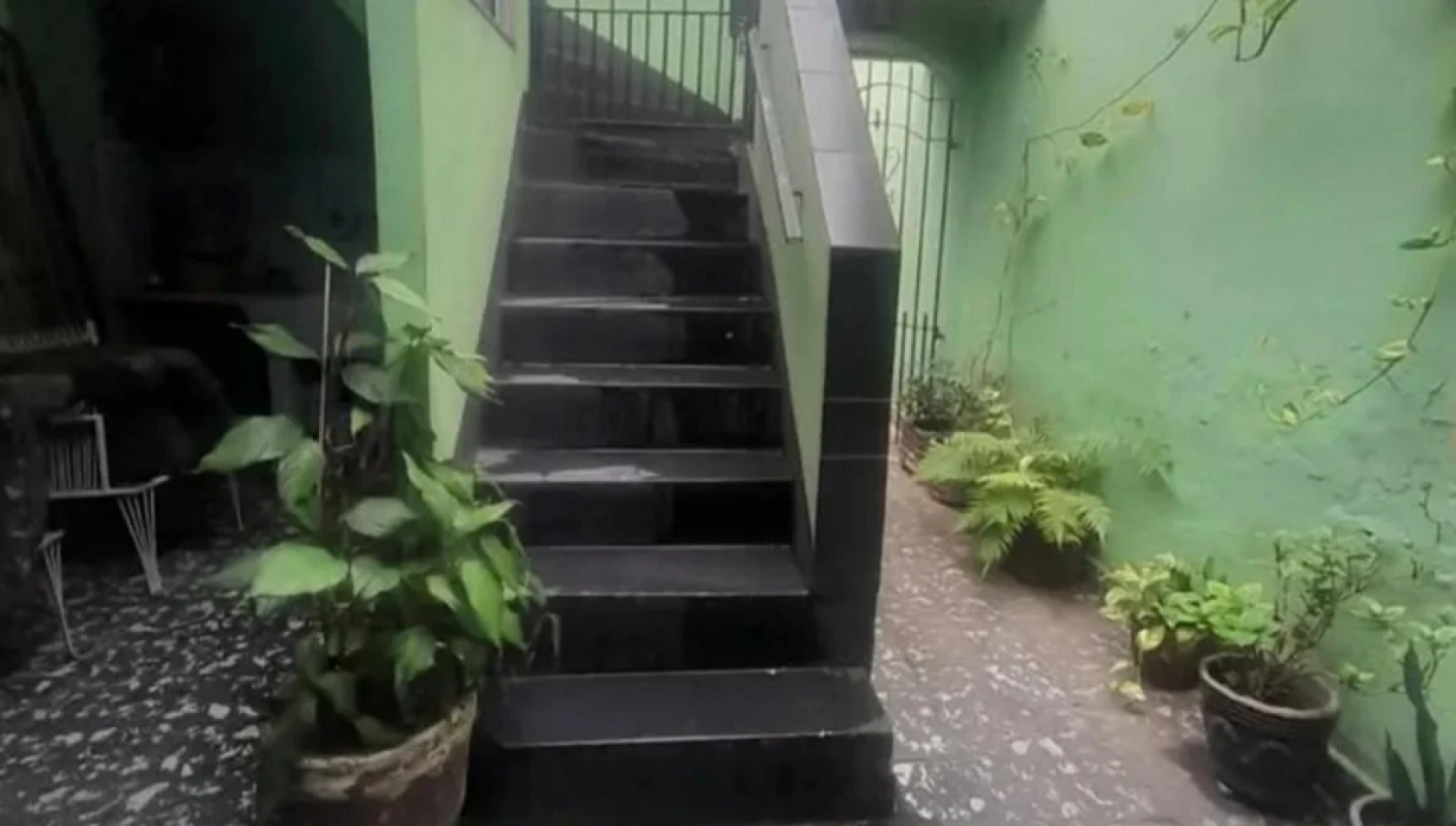 EN VENTA CASA LOTE PROPIO 4 AMB  CON DEPENDENCIA ATRAS EN FLORES