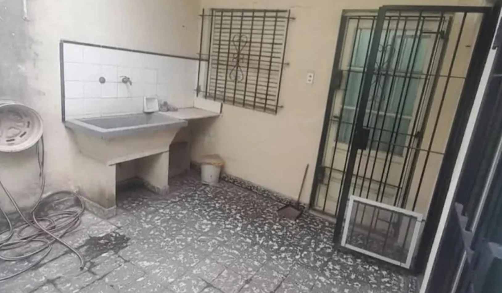 EN VENTA CASA LOTE PROPIO 4 AMB  CON DEPENDENCIA ATRAS EN FLORES