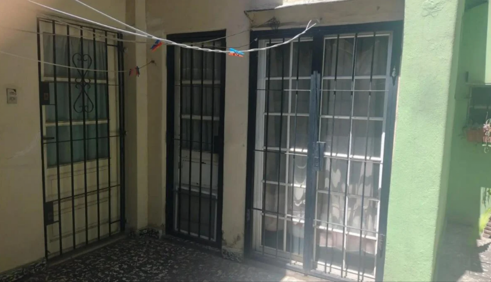 EN VENTA CASA LOTE PROPIO 4 AMB  CON DEPENDENCIA ATRAS EN FLORES