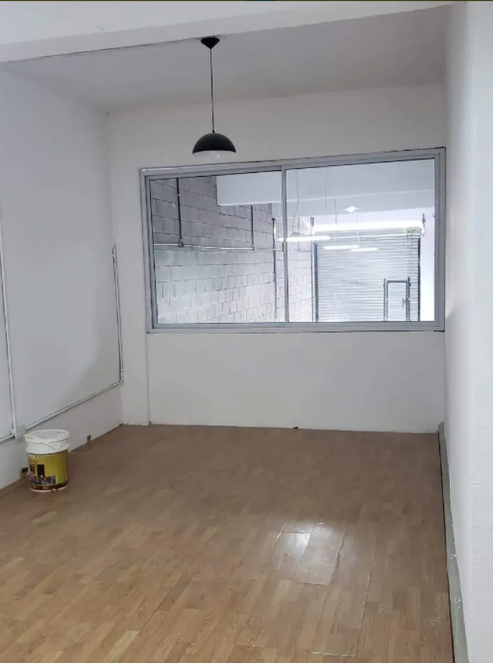 Local en Venta de 2 Pisos en Flores