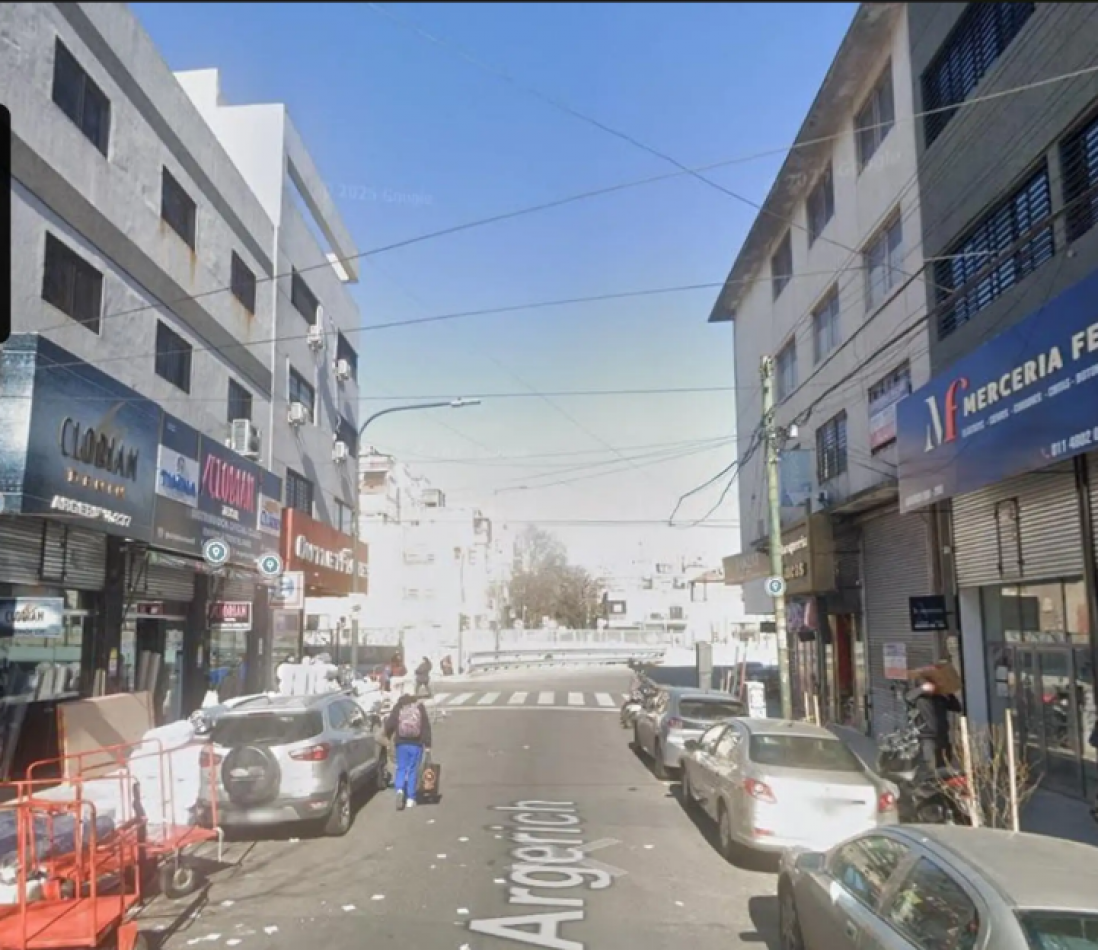 Local en Venta de 2 Pisos en Flores