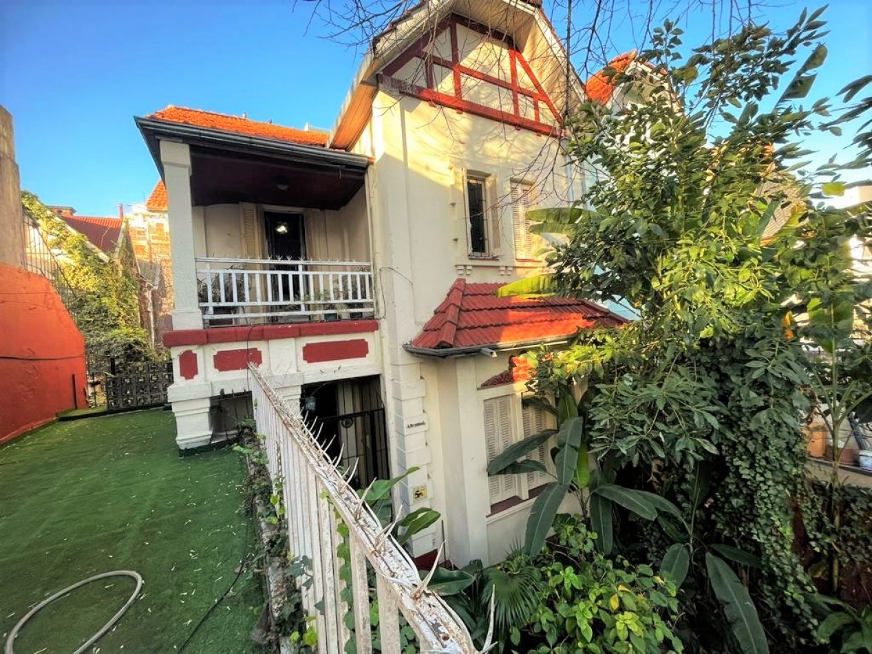 ****** ALQUILADO *****   Venta Casa 7 Amb Con Patio y Terraza en Fray L. Beltran 100, Flores