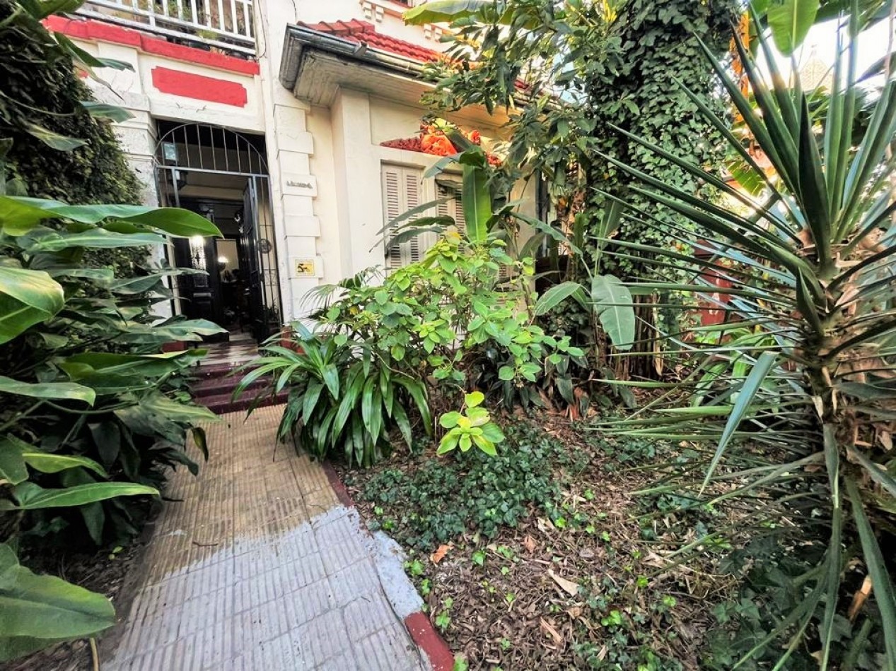 ****** ALQUILADO *****   Venta Casa 7 Amb Con Patio y Terraza en Fray L. Beltran 100, Flores