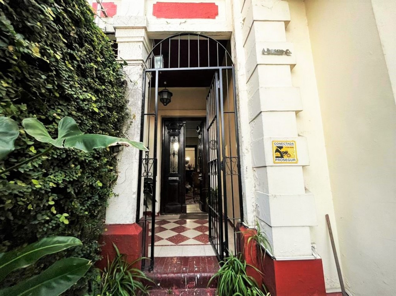 ****** ALQUILADO *****   Venta Casa 7 Amb Con Patio y Terraza en Fray L. Beltran 100, Flores
