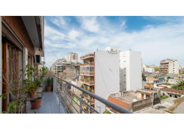 En venta Piso de Categoria con dos cocheras en Caballito